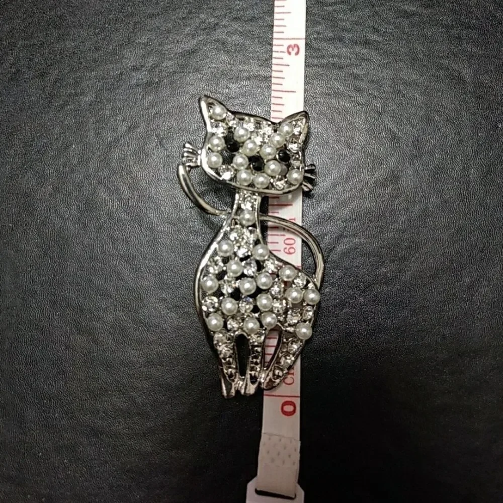 Silver tone faux pearl kitty cat pin brooch
